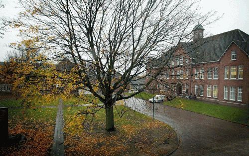 VUGHT - De minderjarige asielzoekers op de campus in Vught zijn in staking. Sinds vorige week donderdag weigeren zij aan het dagprogramma mee te werken. Volgens een woordvoerder van het Centraal Orgaan opvang Asielzoekers (COA) vinden de ongeveer zestig j