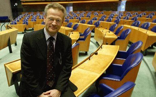 Het ChristenUnie-kamerlid Van Dijke nam woensdag afscheid van de Tweede Kamer. Zijn plaats wordt ingenomen door de nummer vier van de lijst, Tineke Huizinga-Heringa. Van Dijke: „Dat ik op de Antillen met Melkert sprak, had niets te maken met lekker links 