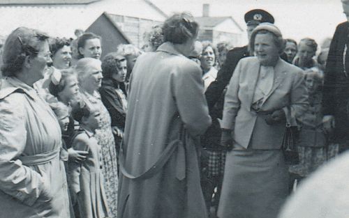 Op 22 juni 1954 bedankt Anna Bij de Vaate (hier op de rug gezien) koningin Juliana voor de wieg en de hulp. Anna draagt Joke bij zich. - Foto Anna Bij de Vaate