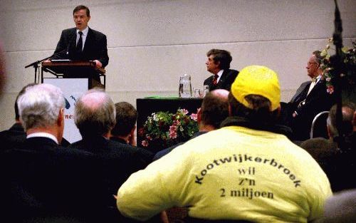 BARNEVELD - Kootwijkerbroekers konden gisteren hun verhalen over de mkz-crisis kwijt aan landbouwminister Veerman (m.) en staatssecretaris Odink (r.), die op de foto achter de tafel zitten. De minister beloofde een onafhankelijk onderzoek naar de in het d