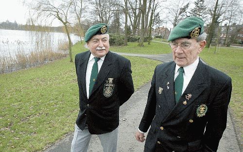 Als 20-jarige jongens trokken Wim Gubbels (l.) en Leo Schrans naar het overstroomde gebied, om dijken te dichten en getroffen Zeeuwen te evacueren. „Zeker de eerste dagen was het een provisorisch gedoe. Dankbaarheid was bij de meeste geredden ver te zoeke