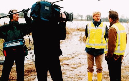 ARNHEM - Prins Willem-Alexander in gesprek met verslaggever Pieter Jan Hagens. Op de achtergrond de Rijn, die de komende jaren op deze plek meer ruimte krijgt. - Foto NOS/Wouter van der Horst