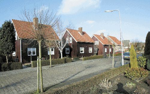 Aan de Koning Haakonstraat in Stavenisse staat nog een rijtje Noorse huizen. De huizen maakten deel uit van een scheepslading noodwoningen die direct na de ramp van 1953 vanuit de Scandinavische landen naar Nederland werd verscheept. - Foto RD, Anton Domm