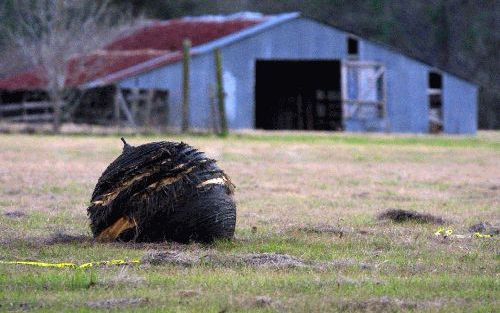 NACOGDOCHES - Een van de vele brokstukken van het ruimteveer Columbia, neergekomen ergens bij San Augustine in Texas. - Foto EPA