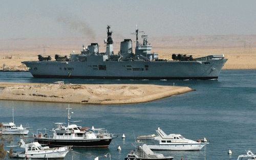 CAIRO - Het Britse vliegdekschip Hare Koninklijke Hoogheid Ark Royal vaart door het Suezkanaal naar de Rode Zee. Deelname aan de mogelijke oorlog tegen Irak zou de grootste Britse inzet vereisen sinds twintig jaar. - Foto EPA