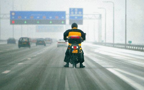 LEIDEN - Een motorrijder houdt rekening met de gladheid en rijdt voorzichtig over de snelweg A4 richting Amsterdam. Het verkeer ondervond zaterdag veel hinder van de urenlange sneeuwval. Op de snelwegen deden zich tientallen ongevallen en glijpartijen voo