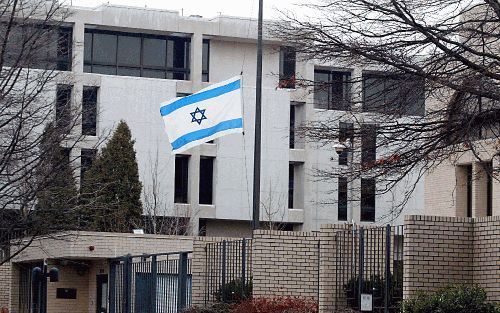 WASHINGTON - De IsraÃ«lische vlag op de ambassade van IsraÃ«l in Washington hing zondag halfstok in verband met het ongeluk met het ruimteveer Columbia, zaterdagmiddag (Nederlandse tijd). - Foto EPA