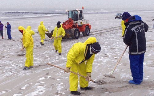 DEN HAAG - Schoonmaakploegen waren zaterdag bezig om olieresten van het strand bij Kijkduin te verwijderen. Maandag gaat het opruimen langs de Zuid-Hollandse en Zeeuwse kust verder. De schoonmaak liep vertraging op doordat de sneeuwval de olie onzichtbaar