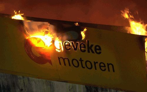 PAPENDRECHT - Bij het bedrijf Geveke Motoren aan de Ketelweg in Papendrecht heeft maandagavond een grote brand gewoed. De schade bij het bedrijf loopt in de miljoenen. - Foto ANP