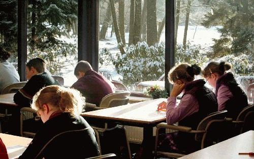 ELSPEET - Groep 8 van de Eben-HaÃ«zerschool in Elspeet maakt deze week op een bijzondere plaats de Cito-toets. Omdat het schoolgebouw in het dorp wordt verbouwd, volgen de leerlingen de lessen in conferentieoord Mennorode, midden in de bossen. De Cito-toe