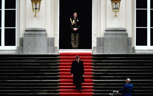 DEN HAAG - De bode rijdt de fiets van informateur Donner voor bij Paleis Huis ten Bosch in Den Haag. Donner heeft koningin Beatrix maandag geadviseerd twee informateurs aan te wijzen die de onderhandelingen tussen CDA en PvdA over een nieuw kabinet moeten