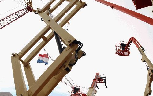 UTRECHT - In de Utrechtse Jaarbeurs sloeg begin deze week de Internationale Bouwbeurs 2003 haar tenten op. Op het voorterrein ”Buiten Bouwen” staat een keur aan hijskranen en hoogwerkmaterieel opgesteld. De beurs -die nog tot en met zaterdag duurt- schenk