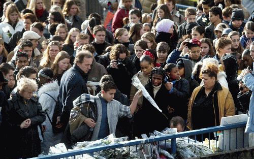 ROTTERDAM - Leerlingen van de Rotterdamse scholengemeenschap Maarten Luther legden gisteren bloemen op de plek bij metrostation Slinge waar zaterdagavond hun 13-jarige medescholier Sedar Soares werd neergeschoten. Ruim 1000 vooral jonge mensen liepen gist