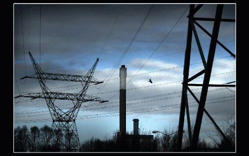 WEESP - Hoe zeker is de levering van stroom in Nederland precies? Het antwoord zal nog wel even onduidelijk blijven. Op de foto de elektriciteitscentrale bij Weesp. - Foto RD,SjaakVerboom