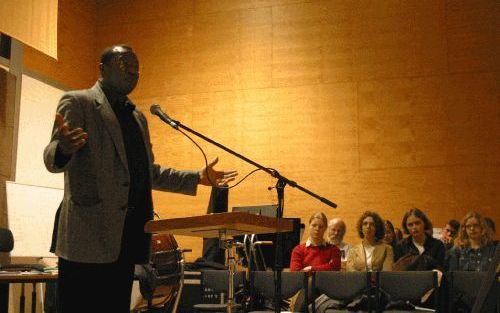 DELFT - Ter voorbereiding op de World Assembly van de internationale christelijke studentenorganisatie IFES, die dit jaar in Nederland wordt gehouden, hield Las Newman uit de CaraÃ¯bische regio gisteravond in Delft een lezing. - Foto Remco(Suiker