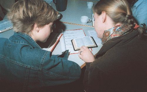 BENNEKOM - Deelneemsters aan de bijbelstudieconferentie van de christelijke gereformeerde jongerenorganisatie LCJ buigen zich over hun bijbeltje. - Foto Jan(Rozendaal