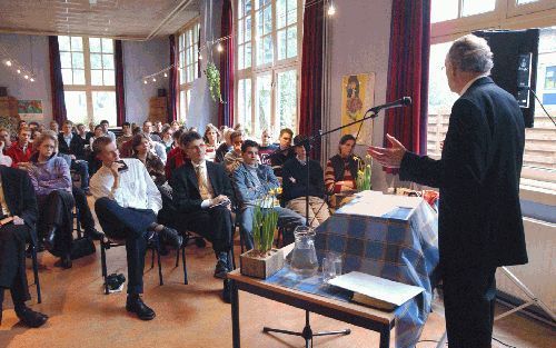 SOEST -Ds. M. Golverdingen sprak zaterdag in Soest tijdens een van de winterconferenties van de Jeugdbond van de Gereformeerde Gemeenten (JBGG). De tweedaagse conferentie wordt ook de komende weken op diverse locaties in het land gehouden en heeft als the