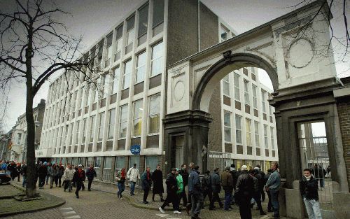 MAASTRICHT - De werknemers van sanitairbedrijf Sphinx gingen maandagmorgen voor de eerste keer na de staking van vorige week weer het bedrijfsterrein op. De staking bij Sphinx in Maastricht is maandagmorgen beÃ«indigd. - Foto ANP