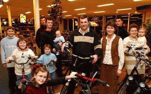 URK - Klaas en Alie Weerstand met hun acht kinderen en twee kleinkinderen op de fiets. Het fietsenmakersgezin uit Urk moet op de kleintjes letten, maar mag zeker niet klagen. De tweewielerspecialist waardeert de aandacht voor de problematiek van grote gez