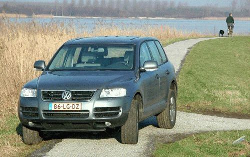 Volkswagen maakt met de Touareg zijn entree in het SUV-segment. Het Duitse concern keek de kunst goed af en zet met de nieuweling gelijk de toon. - Foto RD, Anton Dommerholt