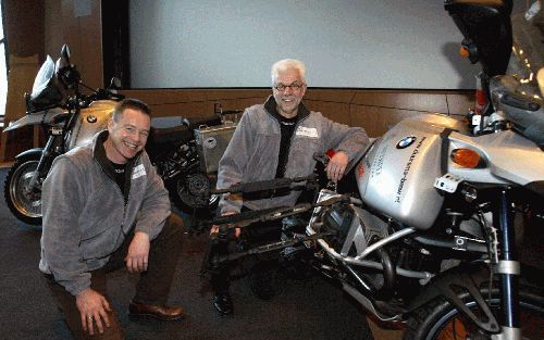 GRONINGEN - Richard Danel (l.) en Jur Lamers vertrekken eind maart voor een tocht van Groningen naar SiberiÃ« per motorfiets. Eind juni hopen de twee mannen terug te zijn. Aan hun motoren is een uniek koppelsysteem bevestigd waarmee de voertuigen met elka