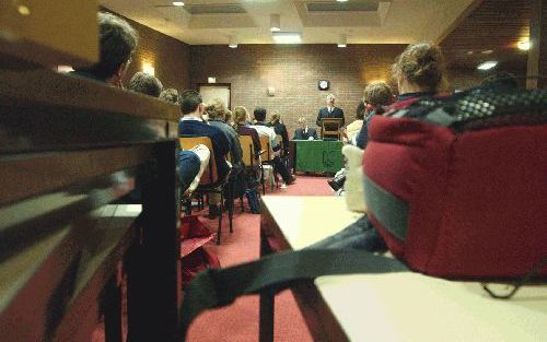 UTRECHT - Prof. dr. W. Verboom voerde donderdagavond in Utrecht -voor de reformatorische studentenvereniging Depositum Custodi- een warm pleidooi voor het dogma. - Foto Erik(Kottier