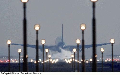 SCHIPHOL - De Boeing 767-300 ”Zeelandbrug” landde donderdag als eerste toestel op de Polderbaan: de nieuwe vijfde start- en landingsbaan van Schiphol is een feit. - Foto Capital Photo’s