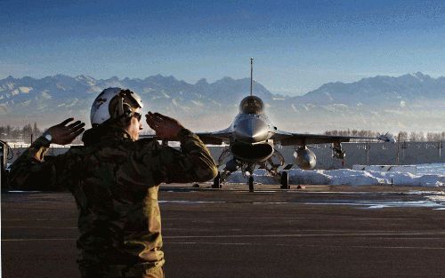 BISHKEK - Een Nederlandse F-16-vlieger laat de motoren van zijn toestel warmdraaien. Hij is op weg naar de startbaan om een vlucht boven Afghanistan uit te voeren. De Nederlandse luchtmacht blaast internationaal een behoorlijk partijtje mee, aldus generaa