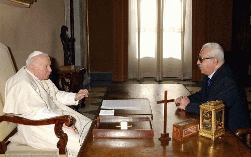 VATICAAN-STAD - Paus Johannes Paulus II ontving gisteren in zijn privÃ©-bibliotheek in Vaticaan-stad de Iraakse vice-premier, Tareq Aziz. De twee praatten langer met elkaar dan aanvankelijk was gepland. - Foto EPA