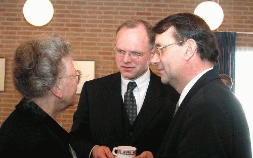 APELDOORN - De weduwe van prof. De Vuyst in gesprek met prof. dr. H. J. Selderhuis (m.) en prof. dr. T. M. Hofman. - Foto RD