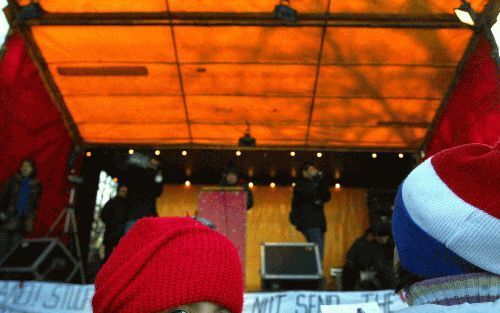 DEN HAAG - Ongeveer 3000 Afghaanse vluchtelingen hebben woensdag in Den Haag geprotesteerd tegen een dreigende uitzetting. - Foto ANP