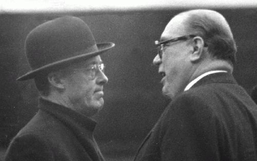 HILVERSUM - Prins Bernhard schakelde in 1956 zijn vriend Sefton Delmer (r.) in om de paleiscrisis rondom de gebedsgenezeres Greet Hofmans te beslechten. Door de artikelen van de Britse journalist hoorden de Nederlanders van de affaire. - Foto ANP