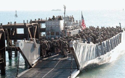 KOEWEIT - Een grote groep Amerikaanse mariniers gaat aan land in Koeweit. De VS hebben nu al ruim 150.000 manschappen in de Golfregio waarvan 70.000 in Koeweit. - Foto EPA