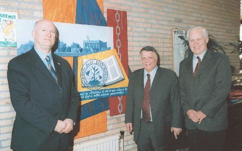 NIJKERK - Prof. T. Blokland (l.) sprak zaterdag in Nijkerk zijn zorg ten aanzien van de Joden uit op de jaarlijkse conferentiedag van de stichting Centrum voor bijbelstudie en onderzoek te Jeruzalem. Naast hem Shlomo Hizak (m.) en George Ekeroth. - Foto J