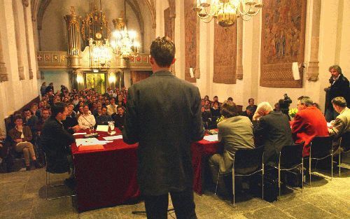 UTRECHT - In het Utrechtse academiegebouw had vrijdagavond een forumdebat plaats over het thema ”Tussen God en genot; zoeken naar normen en waarden in een geÃ¯ndividualiseerde samenleving”. - Foto Erik(Kottier