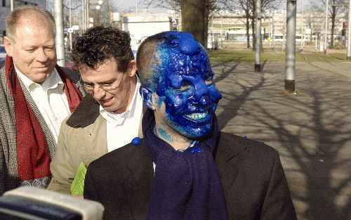 ROTTERDAM - Het Rotterdamse raadslid Michiel Smit liet zich zaterdagmorgen onder belangstelling van enkele trambestuurders midden in de stad blauw spuiten. Smit heeft het college van burgemeester en wethouders gevraagd de Smurfenspray aan controleurs van 