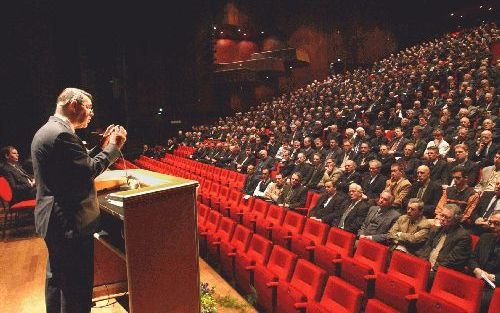 UTRECHT - De SGP hield zaterdag in Utrecht haar jaarlijkse partijdag. Fractievoorzitter Van der Vlies (l.) benadrukte in zijn partijrede dat de fractie in de Tweede Kamer met overtuiging haar steun heeft gegeven aan het opvoeren van de druk op Saddam. „Te