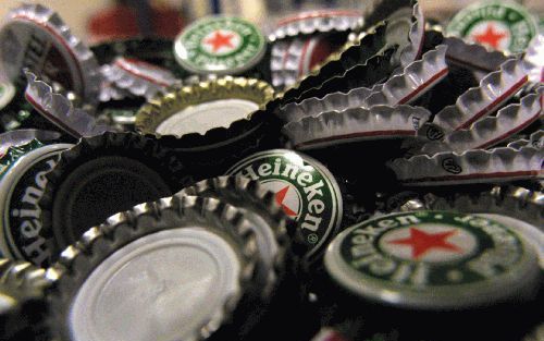 AMSTELVEEN - Heineken heeft in 2002 een nettoresultaat van 795 miljoen euro behaald. Topman A. Ruys toonde zich vanochtend dan ook tevreden over de resultaten van het bierconcern. Ondanks de economisch onzekere tijd gaat Heineken voor dit jaar „wederom” u