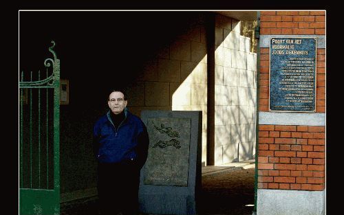 ROTTERDAM - Micha Gelber bij de gerestaureerde Poort van het voormalig IsraÃ«litisch Ziekenhuis. „Mijn geheugen begint op 10 mei 1940, toen was ik bijna 5 jaar.” - Foto RD, Sjaak Verboom