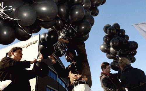 APELDOORN - Zwarte ballonnen bij het kantoor van krantenbedrijf Wegener in Apeldoorn als symbool voor de zwarte wolken die zich volgens de protesterende journalisten aftekenen boven het concern. VÃ³Ã³r januari 2004 moeten er ongeveer 250 banen verdwijnen,