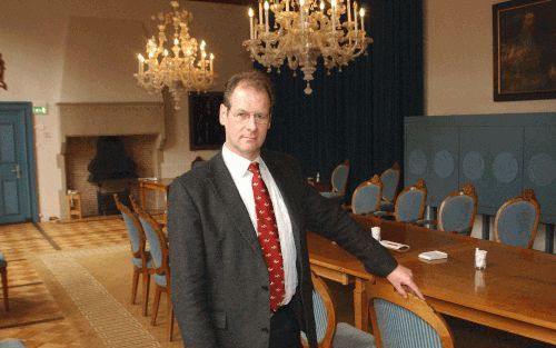 MIDDELBURG - Gedeputeerde ing. J. I. Hennekeij neemt na twaalf jaar afscheid van de provinciale politiek. De kroon op zijn werk is de opening van de Westerscheldetunnel, die hij nog net kan meemaken. - Foto Jaap Wolterbeek