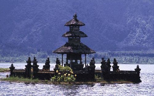 Wie niet van strandvakanties houdt, hoeft zich op Bali niet te vervelen. Op het Indonesische eiland is veel natuurschoon te vinden en ook zijn er fraaie hindoetempels, zoals deze in de buurt van Tanah Lot. - Foto RD, Henk Visscher