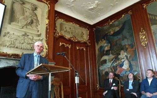 DOKKUM - Prof. dr. A. J. Jelsma tijdens de vrijdag in Dokkum gehouden presentatie van zijn boek over Bonifatius. De bijeenkomst vormde de opmaat voor het Bonifatiusjaar 2004. - Foto Roelof(Stroetinga