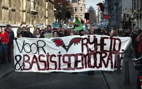 DEN HAAG - Enkele honderden leden van diverse linkse organisaties hielden zaterdag een demonstratie in het centrum van Den Haag. Ze protesteerden tegen wat zij ”repressieve maatregelen van de regering” noemen: onder meer cameratoezicht en preventief fouil