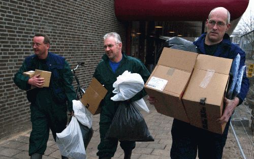 BARNEVELD - Medewerkers van de Rijksdienst voor de keuring van Vee en Vlees (RVV) maandagochtend bij de Veluwehal in Barneveld voor hun vertrek naar het met vogelpest besmette gebied. - Foto ANP