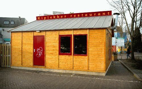 BARNEVELD - Barneveld eet geen kippenpootje minder, na de uitbraak van vogelpest in de Gelderse Vallei. Van heinde en ver komen bezoekers bij ”kiplekker restaurant Barnies” kluifjes kopen. - Foto RD, Henk Visscher