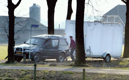 LAREN - Varkens en koeien in een grijper, doodgespoten biggen in een ton. Die beelden bleven hangen. Daar komt nu een ander beeld bij. Tienduizenden kippen moeten zo snel mogelijk preventief worden geruimd. Op de foto een ruimingsploeg in het Gelderse Lar