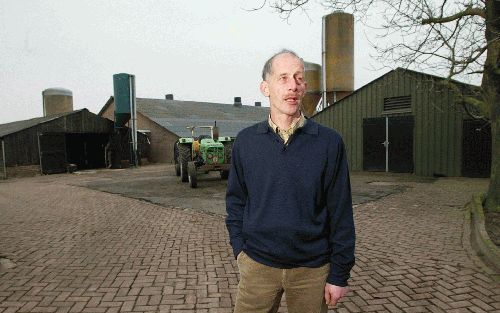 SCHERPENZEEL - Pluimveehouder Van Kampen kan het verloop van het virus zo aanwijzen. „Daar is het begonnen”, wijst hij richting het oosten: de eerste getroffen boerderij 2 kilometer verderop. „Vanaf daar kun je het spoor precies volgen. Bedrijf na bedrijf