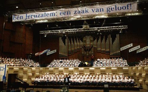 ROTTERDAM â€“ Het Hollandkoor verleende zaterdag zijn medewerking aan de jaarlijkse familiedag van Christenen voor IsraÃ«l. De ontmoetingsdag stond in het teken van het 55 jarig bestaan van de staat IsraÃ«l. - Foto Guido Benschop