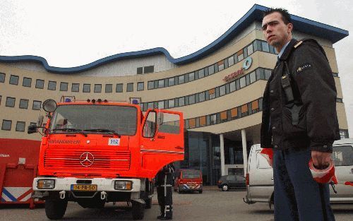 HENGELO - Brandweer en politie waren gisteren aanwezig bij het gebouw van energiebedrijf Essent in Hengelo. Op de postkamer ontdekten medewerkers een poederbrief. De inhoud bleek later niet gevaarlijk te zijn. - Foto ANP